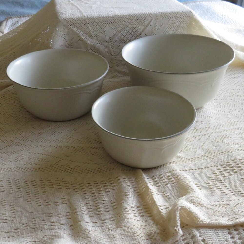 Pfaltzgraff Heirloom Pattern Mixing Bowls - Set of 3 Bowls